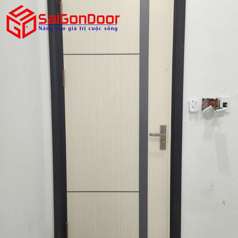 Quy trình thi công lắp đặt cửa carbon nhà phố phường Tân Quy TPHCM tại công trình anh N.M.Q