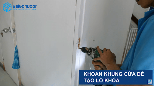 Khoan khung cửa để tạo lỗ khóa