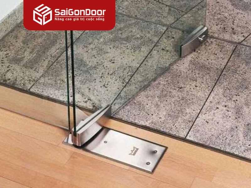 Bản lề sàn được lắp đặt âm dưới sàn nhà