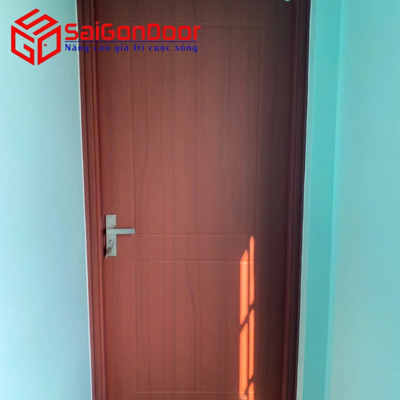  Bề mặt vân gỗ sắc nét, tay nắm khóa vận hành mượt mà.
