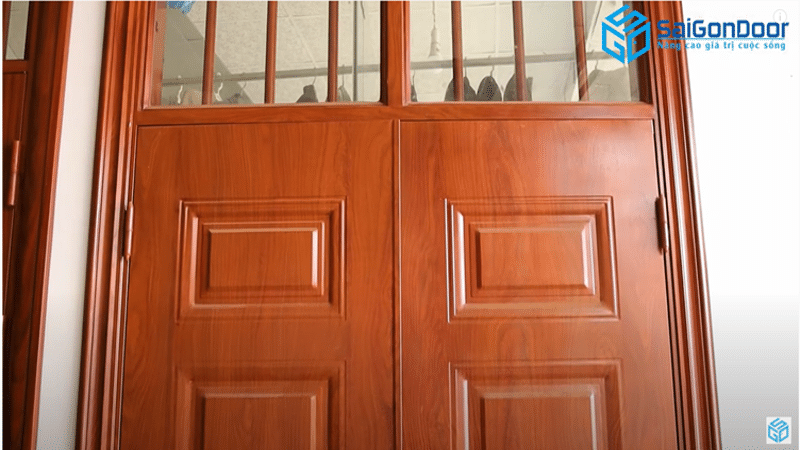 Mẫu cửa sổ thép vân gỗ kết hợp với kính hiện đại 2021
