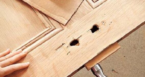 Có rất nhiều nguyên nhân khiến cửa gỗ bị cong vênh, rạn nứt