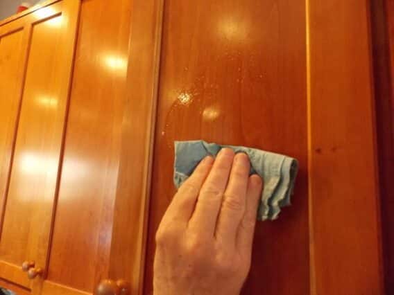 Có thể dùng xăng thơm để lau bỏ vết băng keo dính trên cửa gỗ