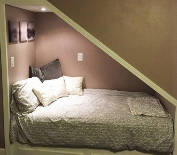 Phòng ngủ đặt dưới gầm cầu thang nên treo rèm trước cửa
