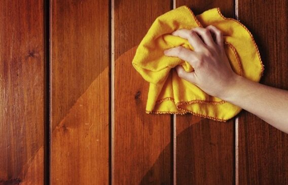 Vệ sinh cửa gỗ nhựa composite có thể dùng khăn ướt